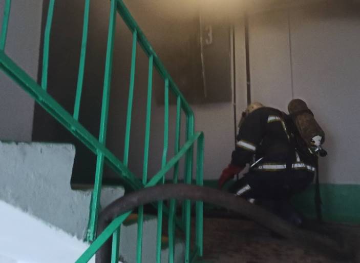 Под Харьковом в лифте горящего дома застряла бабушка (фото)