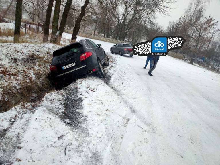 Водитель не удержал чудо немецкой техники. В Харькове Porsche вылетел в кювет (фото)