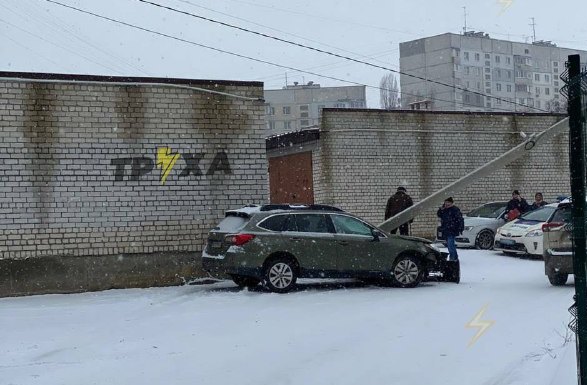 В Харькове на машину рухнул столб (фото)