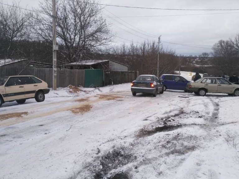 На скользком спуске под Харьковом разбились несколько машин (фото, видео)