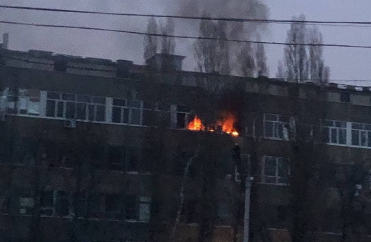 На Клочковской - масштабный пожар. Людей эвакуируют из здания