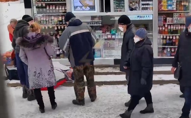 В Харькове на трамвайной остановке - труп (видео)