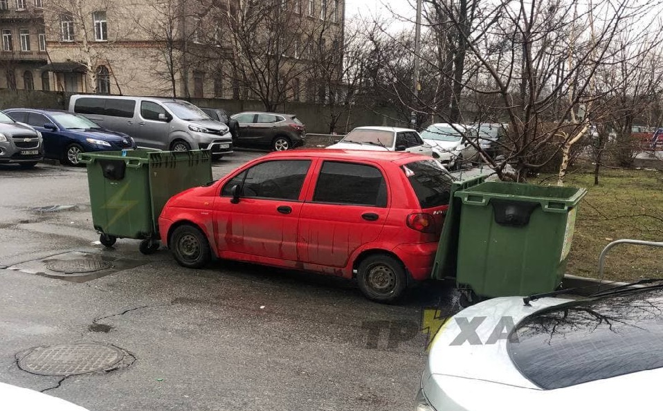 На Салтовке машину заблокировали мусорными баками (фото)