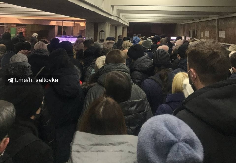 Утром на Салтовке собралась толпа на входе в метро: в чем причина (фото, видео)