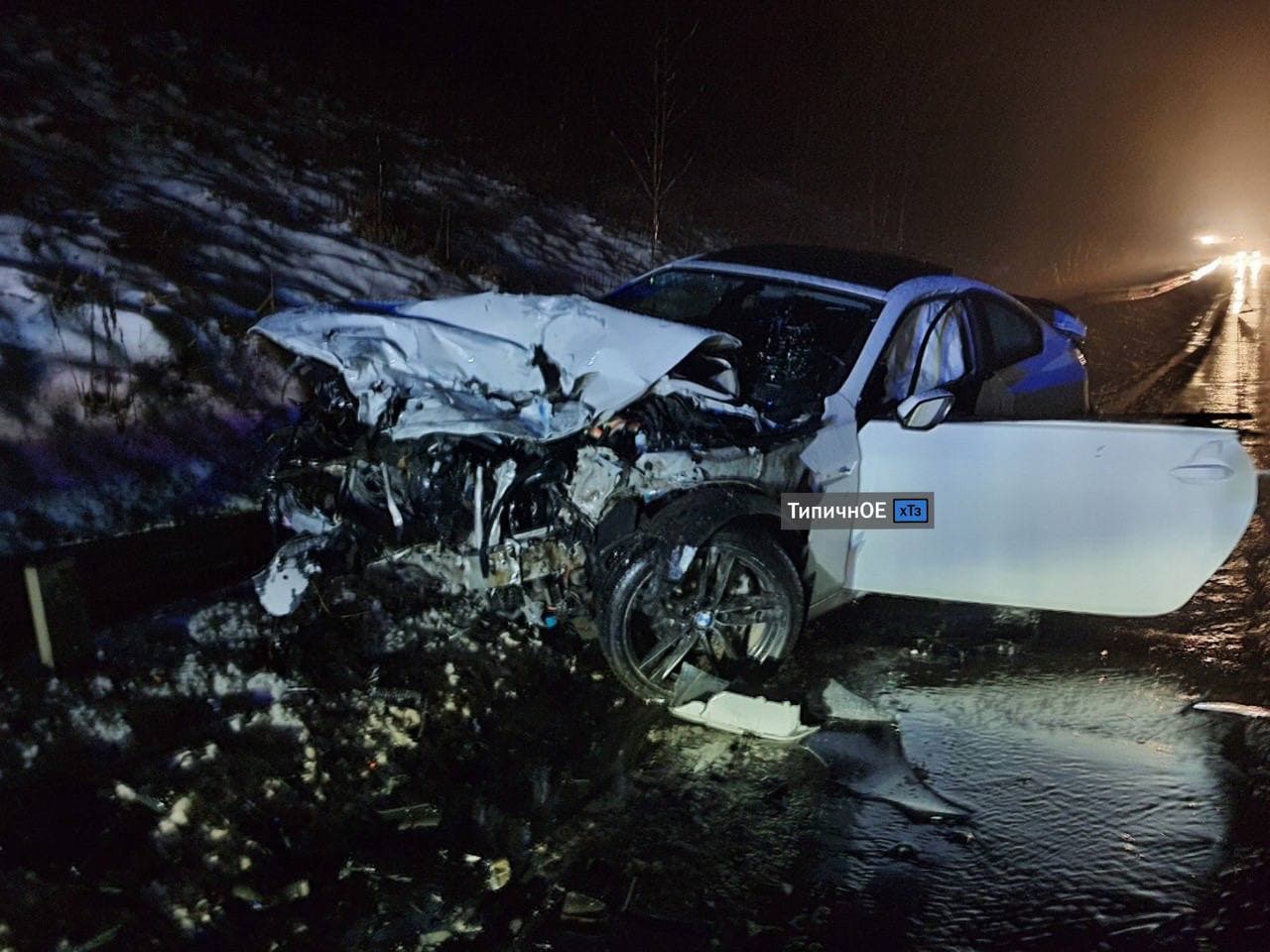 Авария с фурой на окружной: разбитая BMW лежит в кювете (фото, видео)