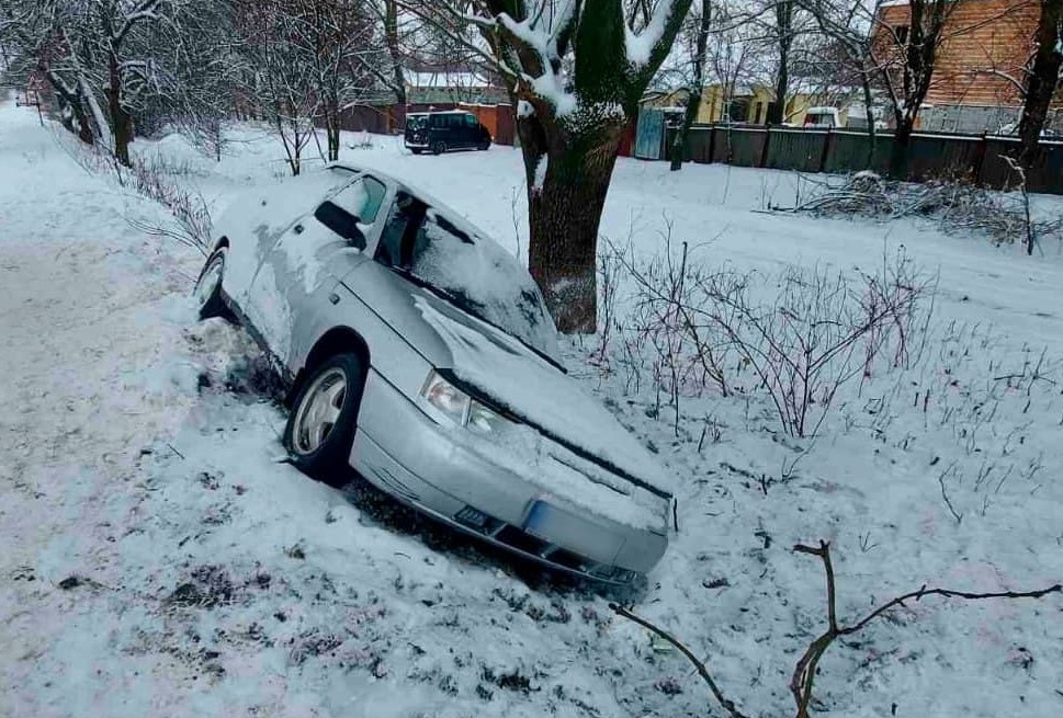 Перебегали дорогу пьяными: два человека сбиты, машина в кювете (фото)