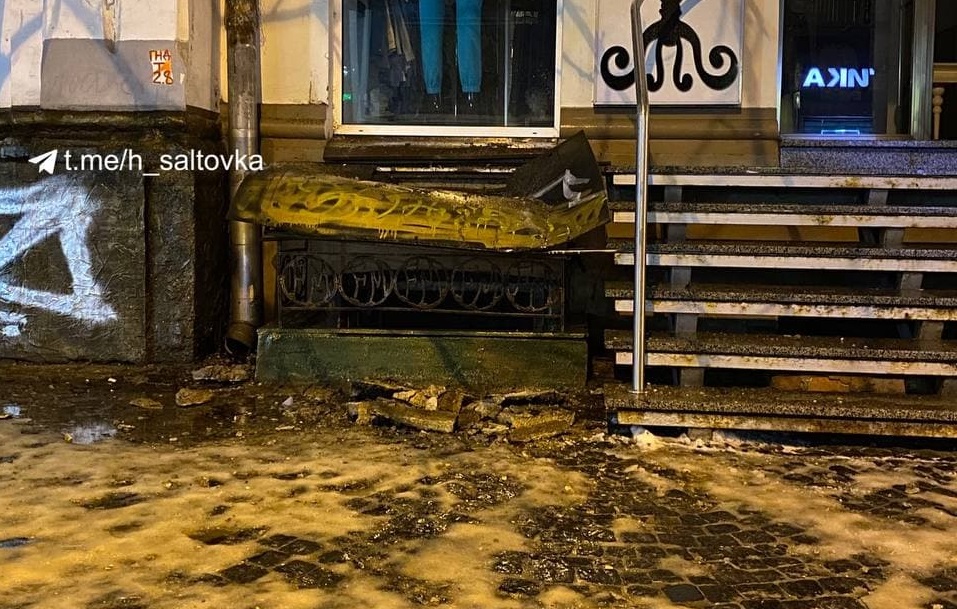 В центре Харькова на тротуар рухнул балкон (фото, видео)