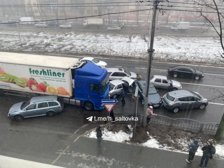 Фура протаранила семь автомобилей. Подробности громкого ДТП в Харькове