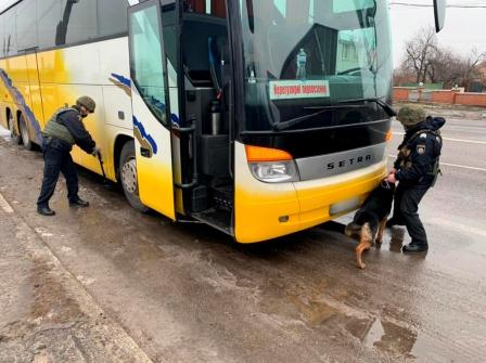 Под Харьковом националисты остановили автобус с пассажирами. В этом же автобусе искали взрывчатку