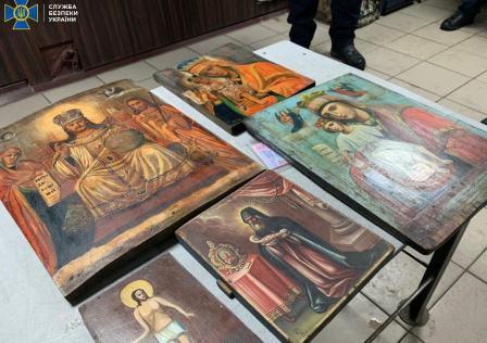 Под Харьковом обнаружили старинные иконы (фото)