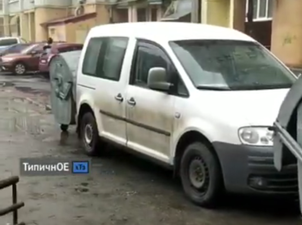 В Харькове машину зажали между мусорными баками (видео)