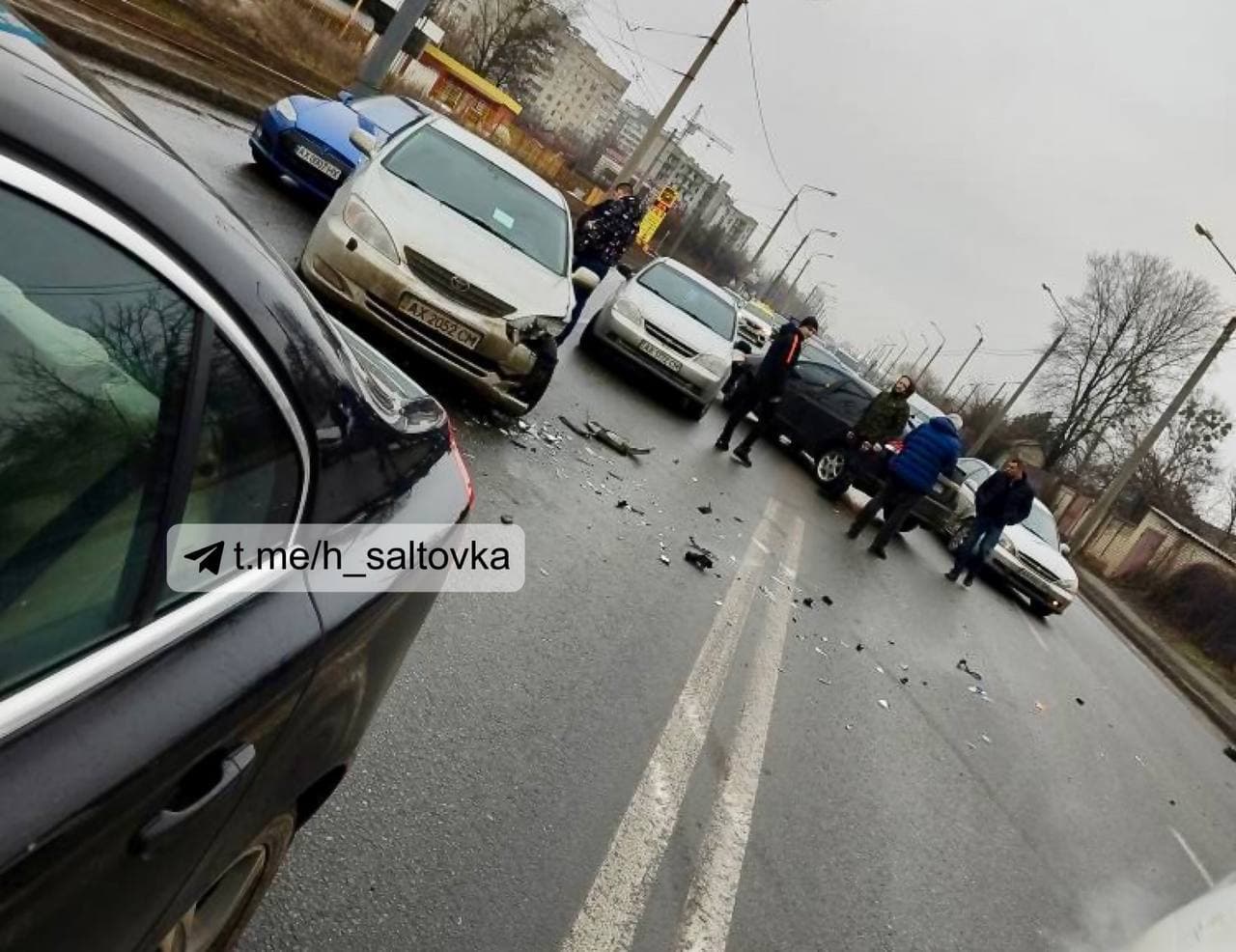 В Харькове  - очередное рекордное ДТП. Столкнулись пять машин, в том числе Tesla (фото, видео)