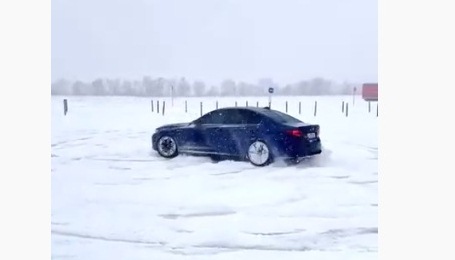 В Харькове элитный BMW устроил дрифт на снегу (видео)