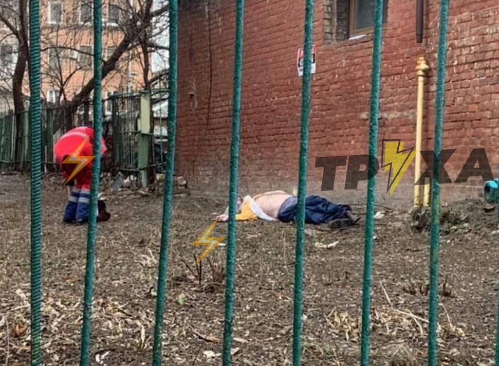 В центре Харькова мужчина разбился, выпав с балкона (видео)