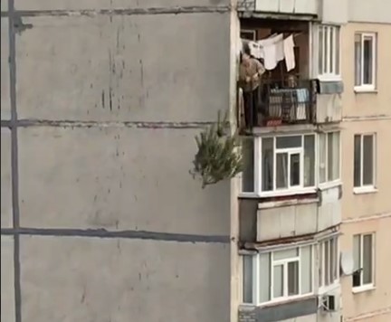 На Салтовке местный житель выбросил с балкона елку (фото, видео)