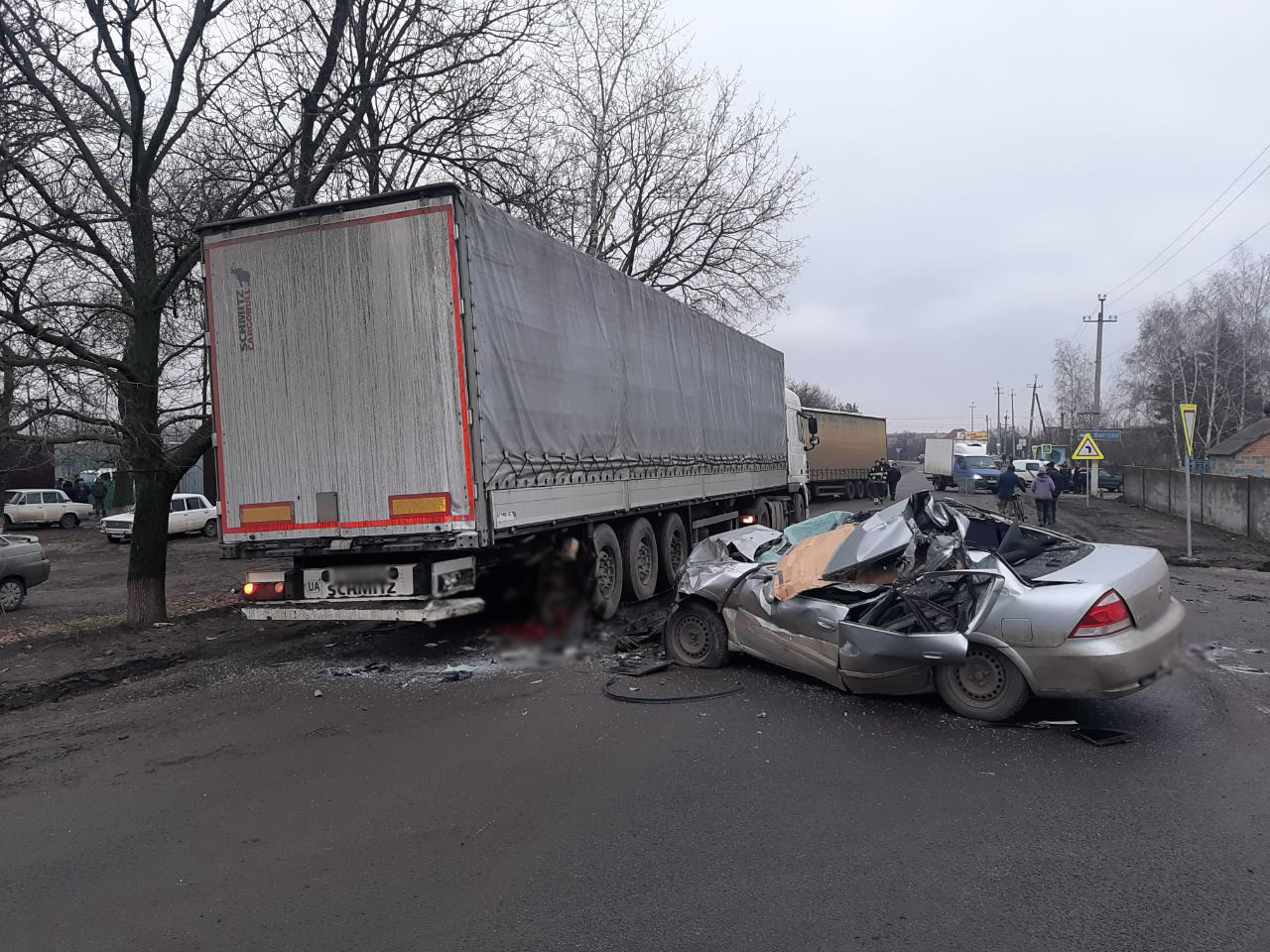 Легковушка влетела под фуру, стоявшую на встречке. Есть жертвы (фото)