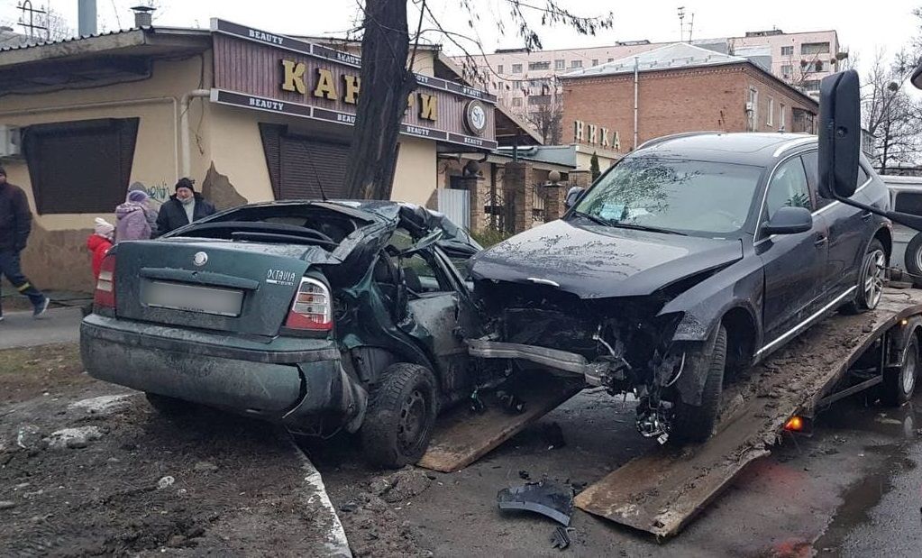 В Харькове Audi влетела в припаркованные машины. Искореженные авто до утра стояли на дороге (фото)