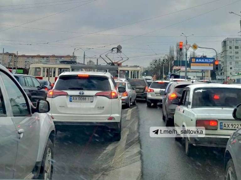 Авария в Харькове заблокировала движение транспорта (фото)