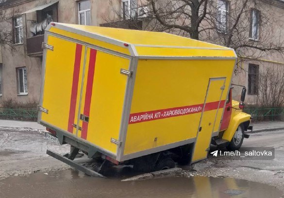 В Харькове машина коммунальщиков застряла в яме