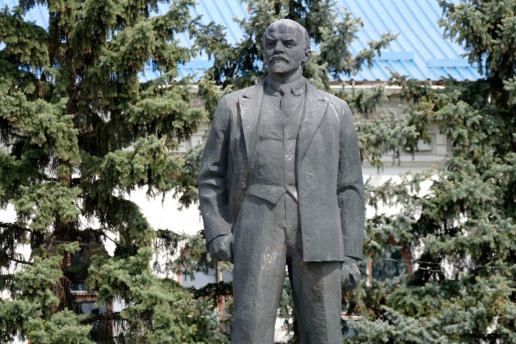 Вождь на продажу: сколько стоит бронзовый Ленин в Харьковской области
