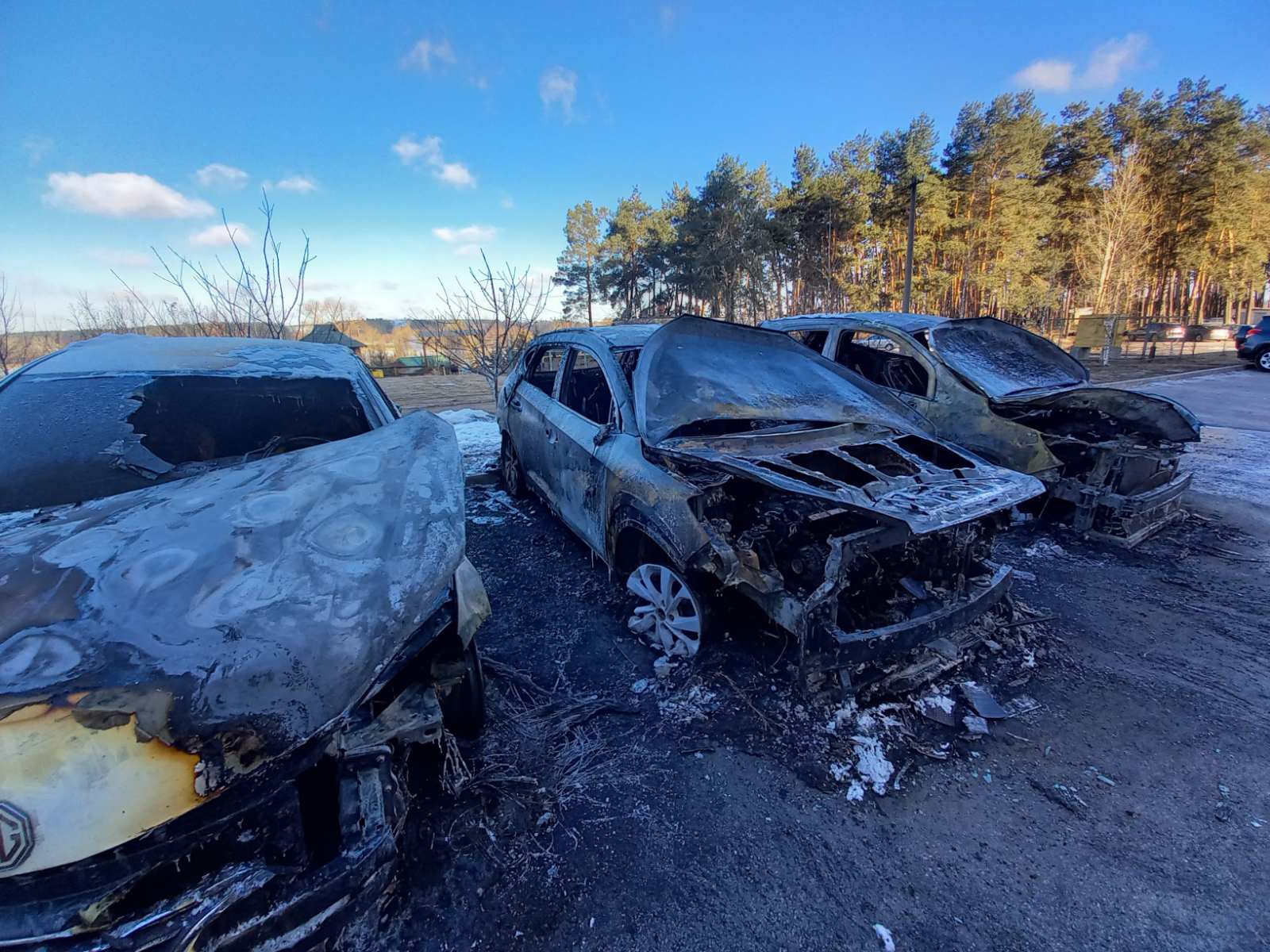 Поджег одну, сгорели три: пожар на придомовой парковке уничтожил машины (фото)