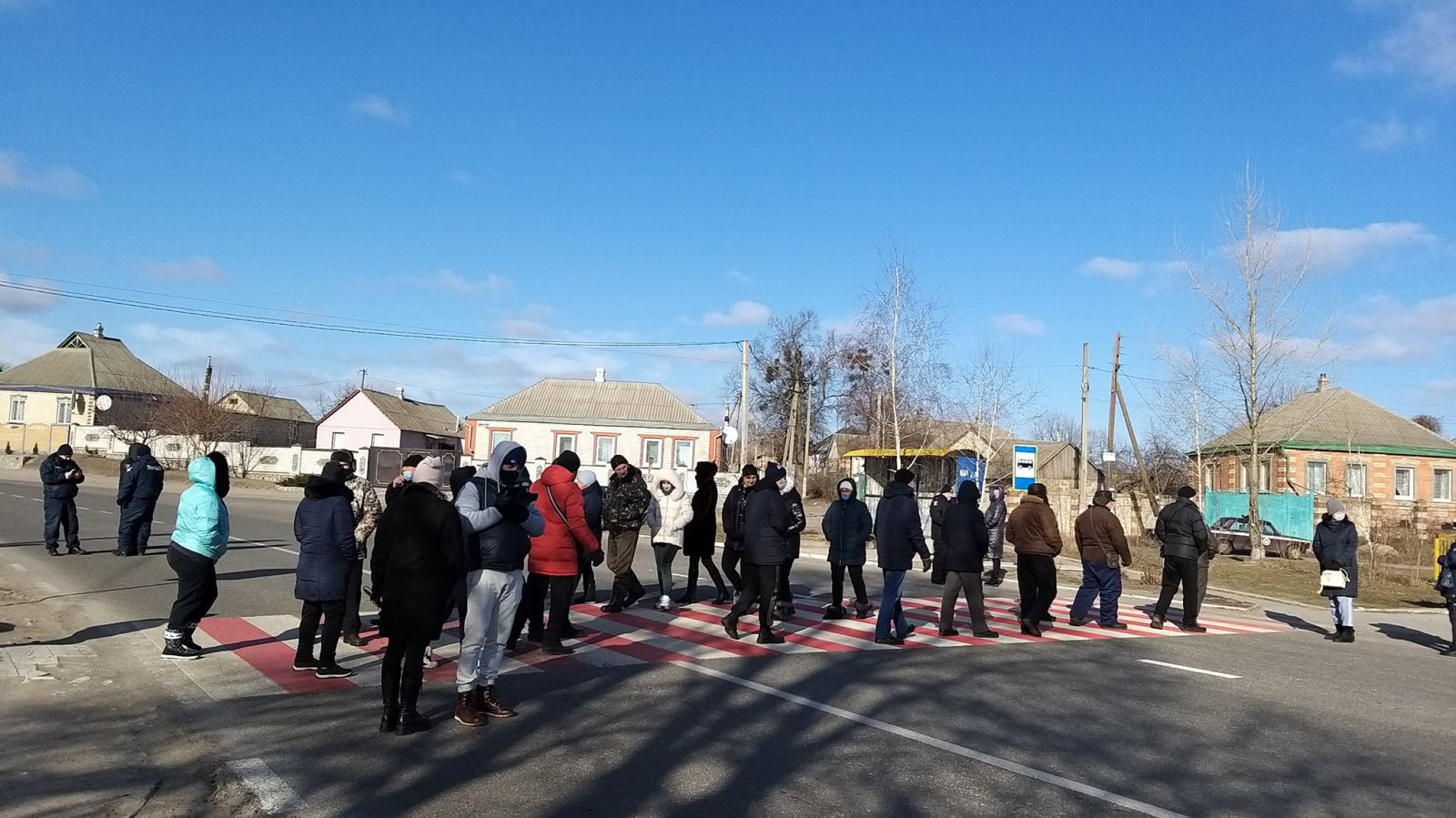 "Долой геноцид": протестующие опять перекрыли дорогу (фото)