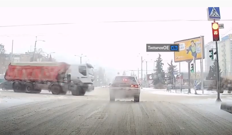 "Смертник, куда спешишь?": в Харькове водитель поехал на красный прямо под КамАЗ (видео)