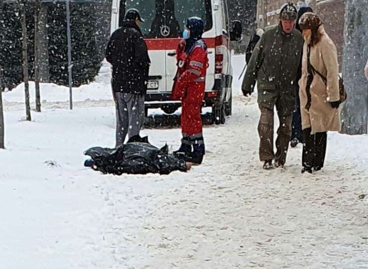 Упал и умер. Посреди улицы в Харькове лежит труп