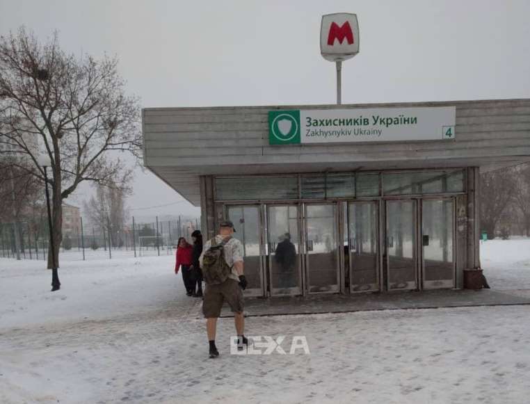В Харькове по улицам в мороз и снег разгуливал полураздетый человек