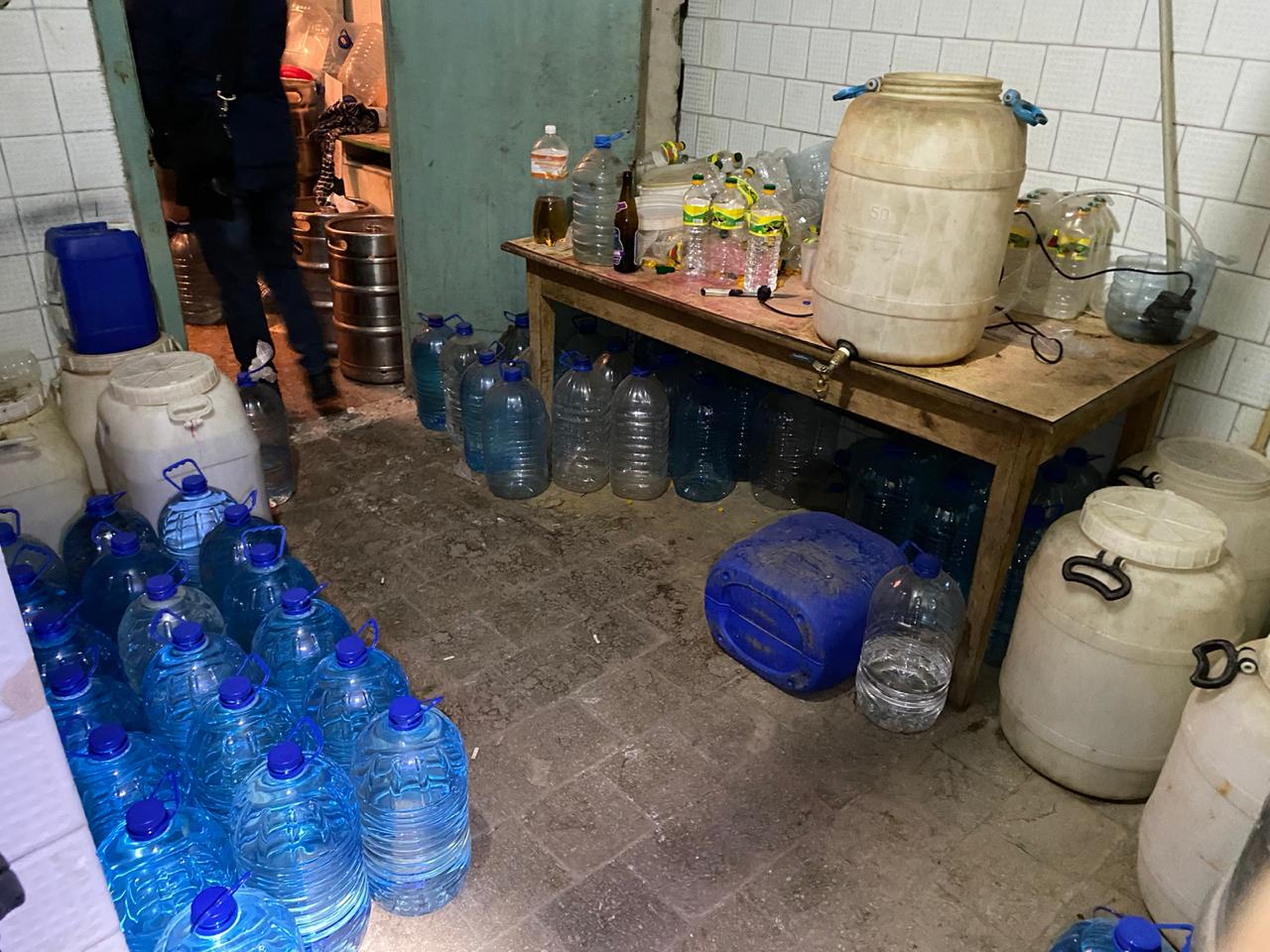 В Харькове нашли тысячи бутылок опасной водки и коньяка