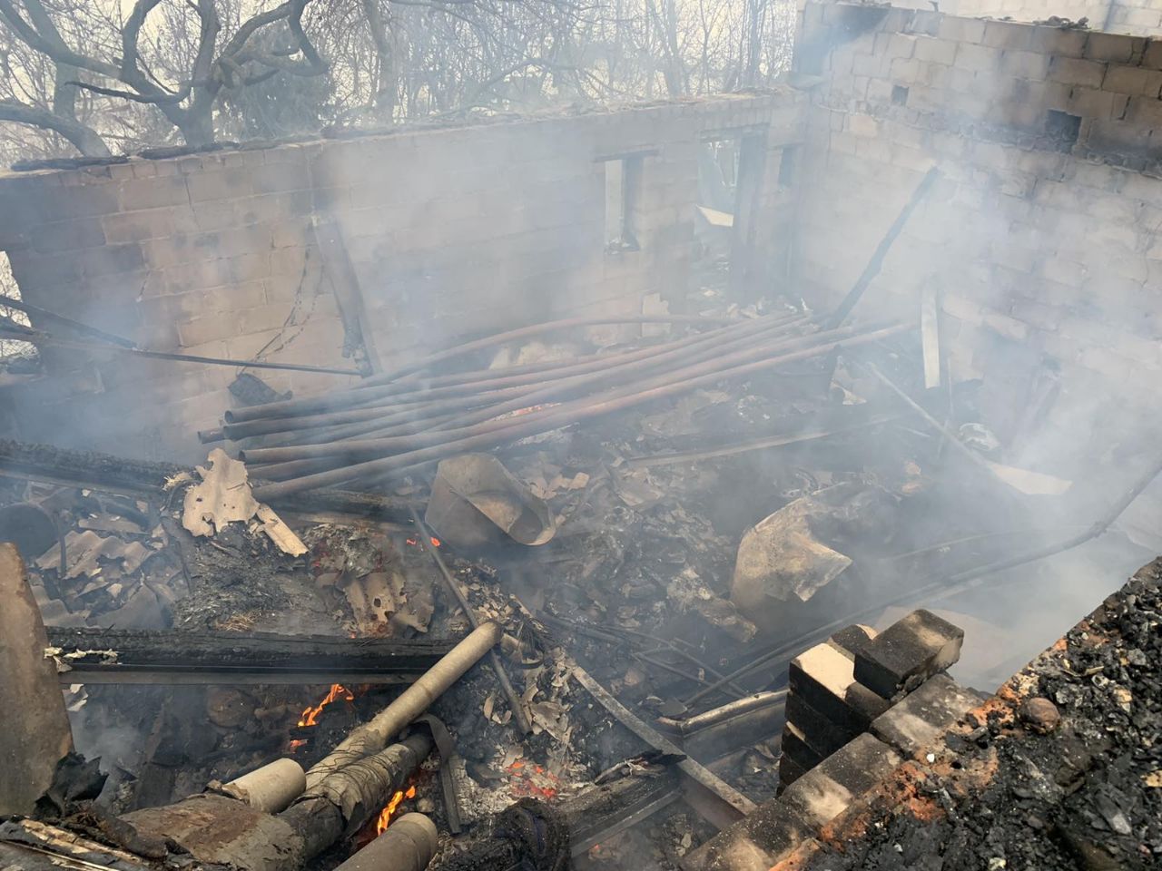 Масштабный пожар под Чугуевом. Два здания полыхали всю ночь