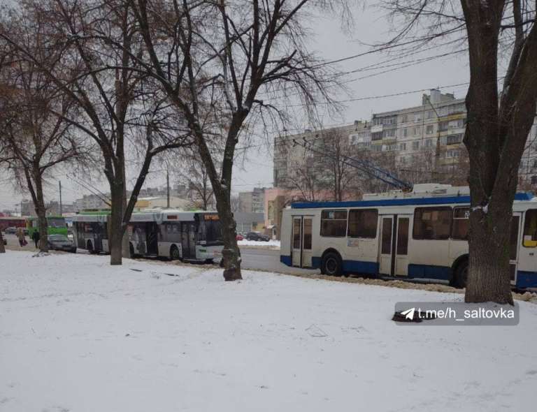 На Салтовке остановились троллейбусы