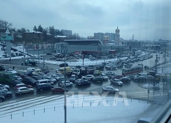 На крупном перекрестке в центре Харькова не работает светофор, собралась огромная пробка