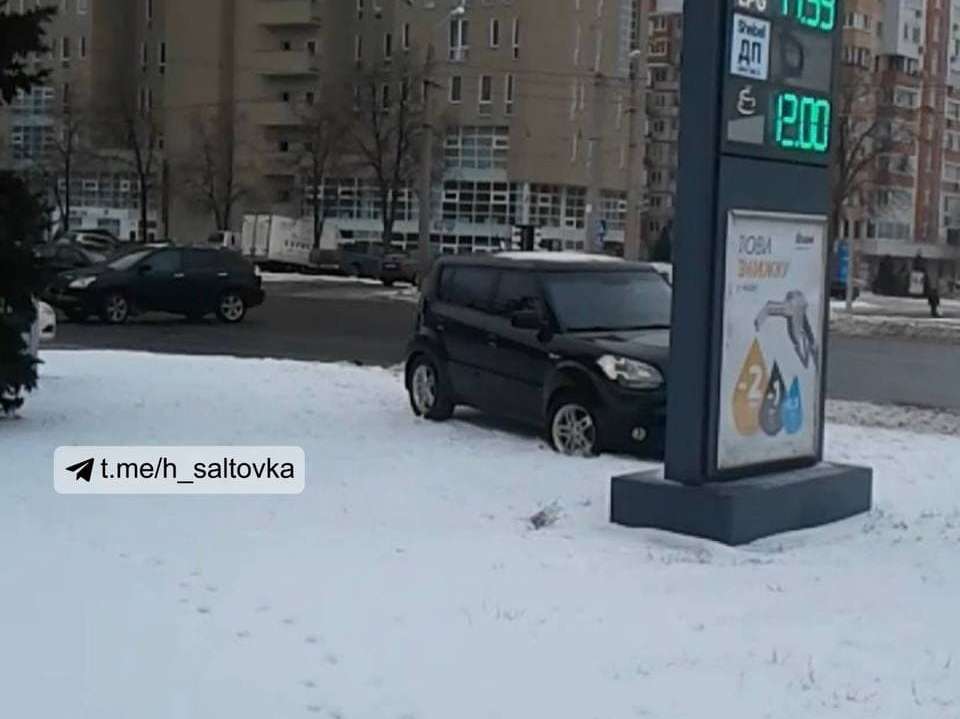 Авария на Клочковской: одна машина перегородила дорогу, вторая вылетела на тротуар