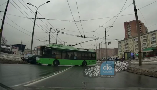 "Преимущество в размере": в Харькове троллейбус протаранил машину (видео)