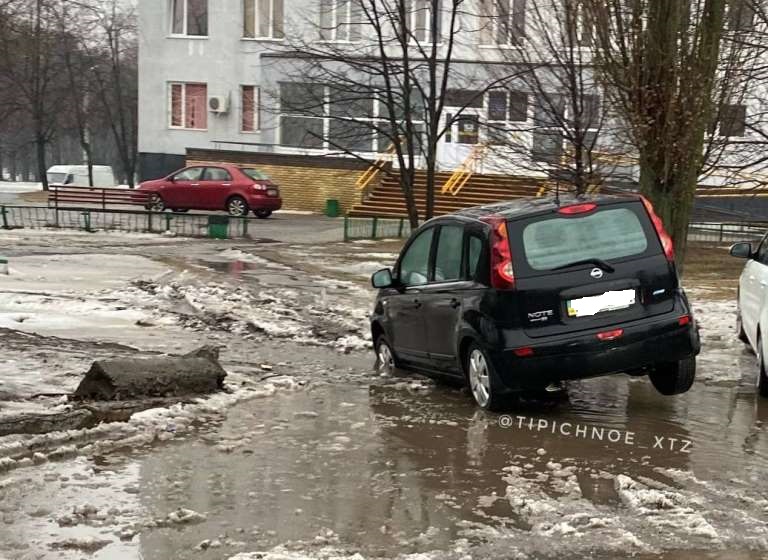 На ХТЗ машина застряла в ледяной жиже (фото)