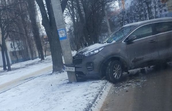В Харькове машина влетела в столб