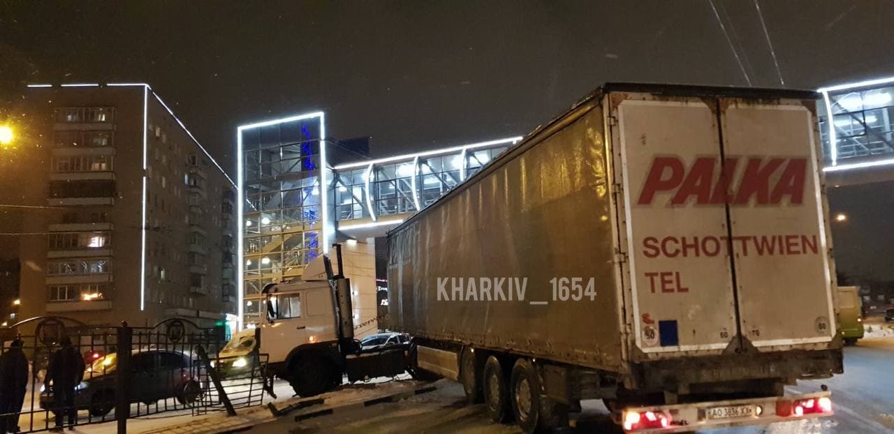 В Харькове фура снесла забор и перегородила многополосный проспект (фото, видео)