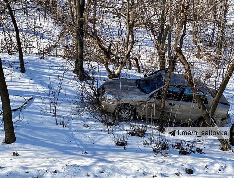 В Харькове - авария, машина вылетела с дороги и застряла между деревьями (видео)