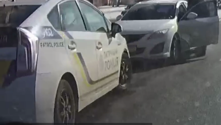 "А что, так можно было?": в Харькове поймали машину на встречке (видео)