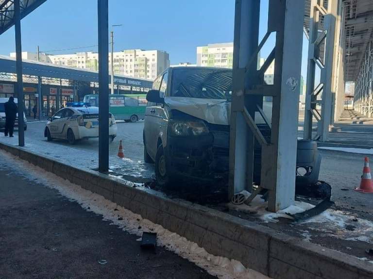 В Харькове – авария, машина влетела в автобусный терминал