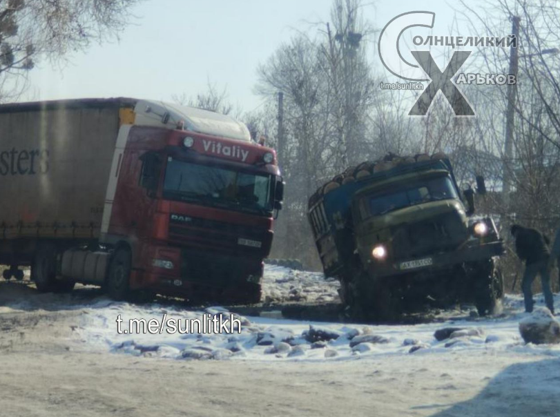 В Харькове два грузовика застряли в ледяных колдобинах (фото, видео)