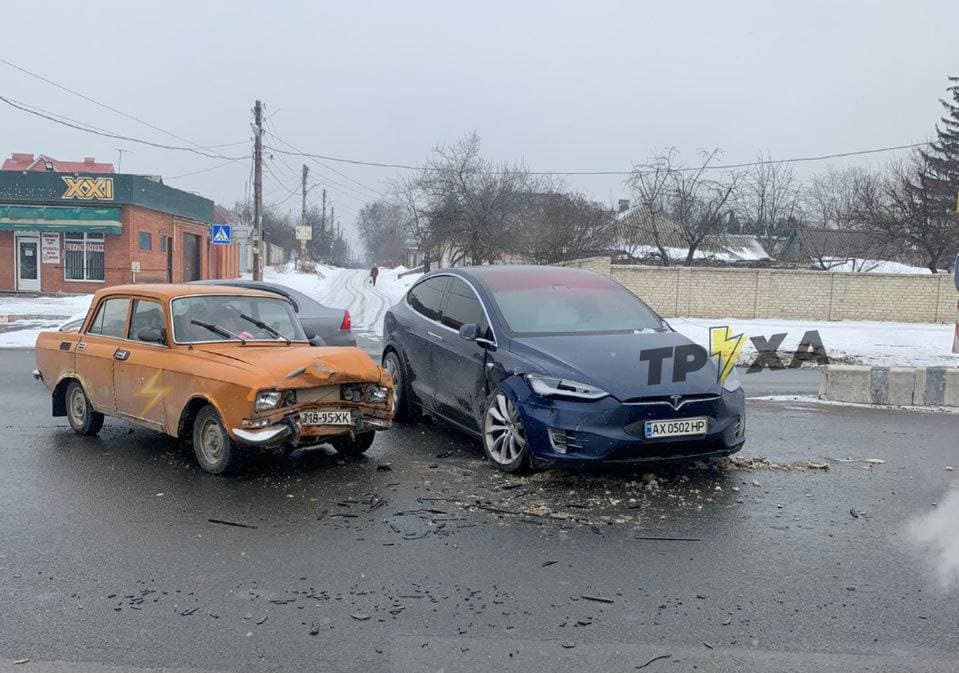 Авария из анекдота. В Харькове столкнулись "Москвич" и Tesla (фото)