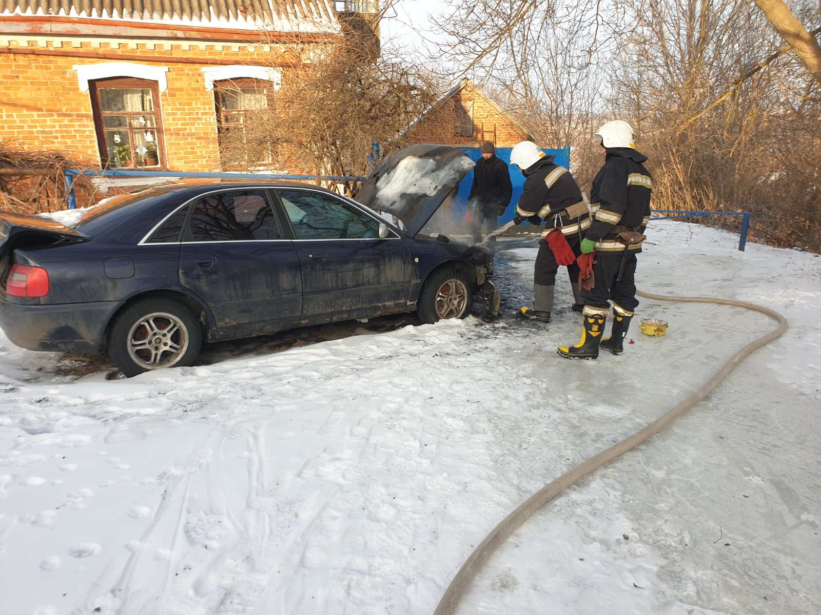 Под Харьковом горят машины