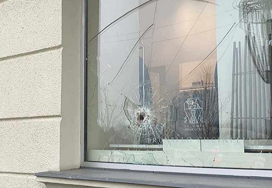 В витрину летели камни, стекла били молотками: появилось видео погрома магазина в центре Харькова