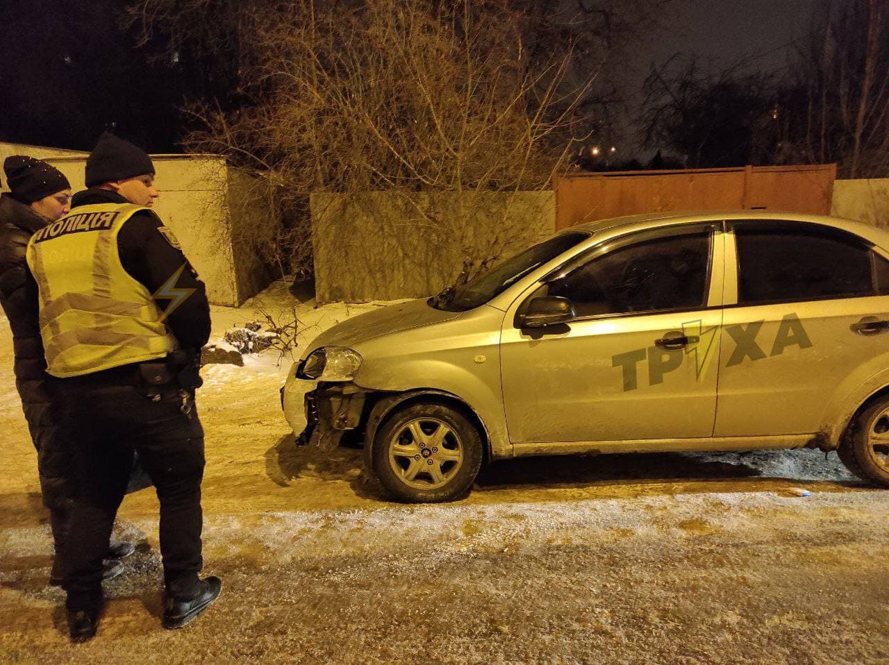 "Сплошной лед": в Харькове машина врезалась в забор (фото)