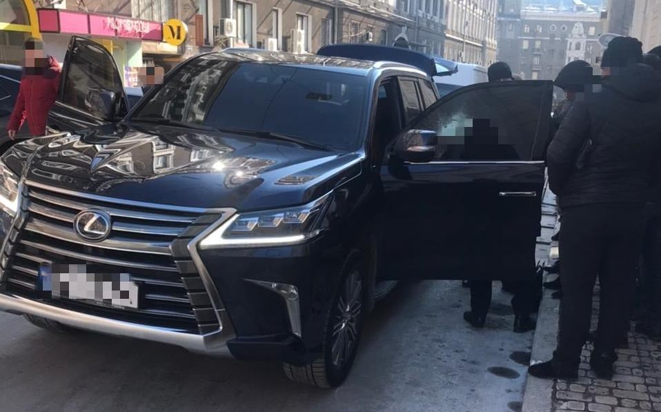 Вытащили из Lexus и повалили на землю: в центре Харькова силовики провели спецоперацию