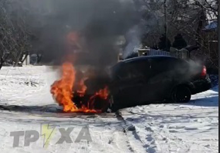 Успел вытолкать горящую машину на улицу. В Харькове вспыхнула "Шевроле"