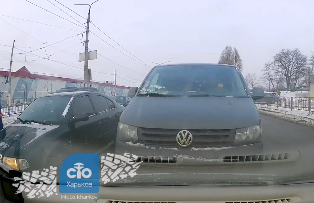 В Харькове водитель ехал по встречке и бросил бутылку на машину, которая его не пропустила (видео)