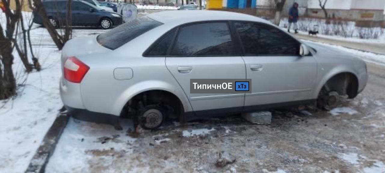 В Харькове с машины сняли все четыре колеса (фото)